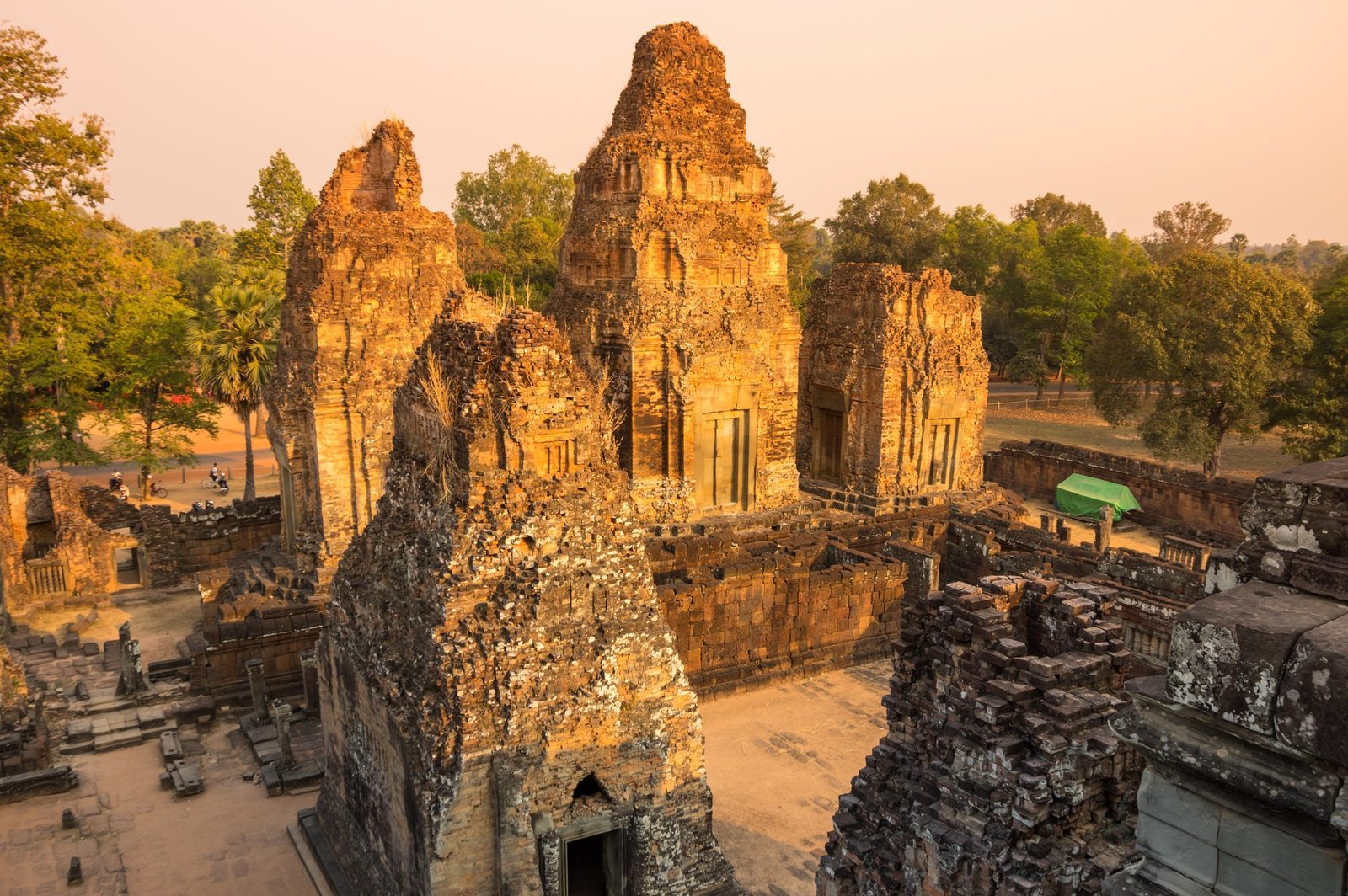 Phnom Bakheng Sunset Tour: Cambodia’s Ancient Wonder