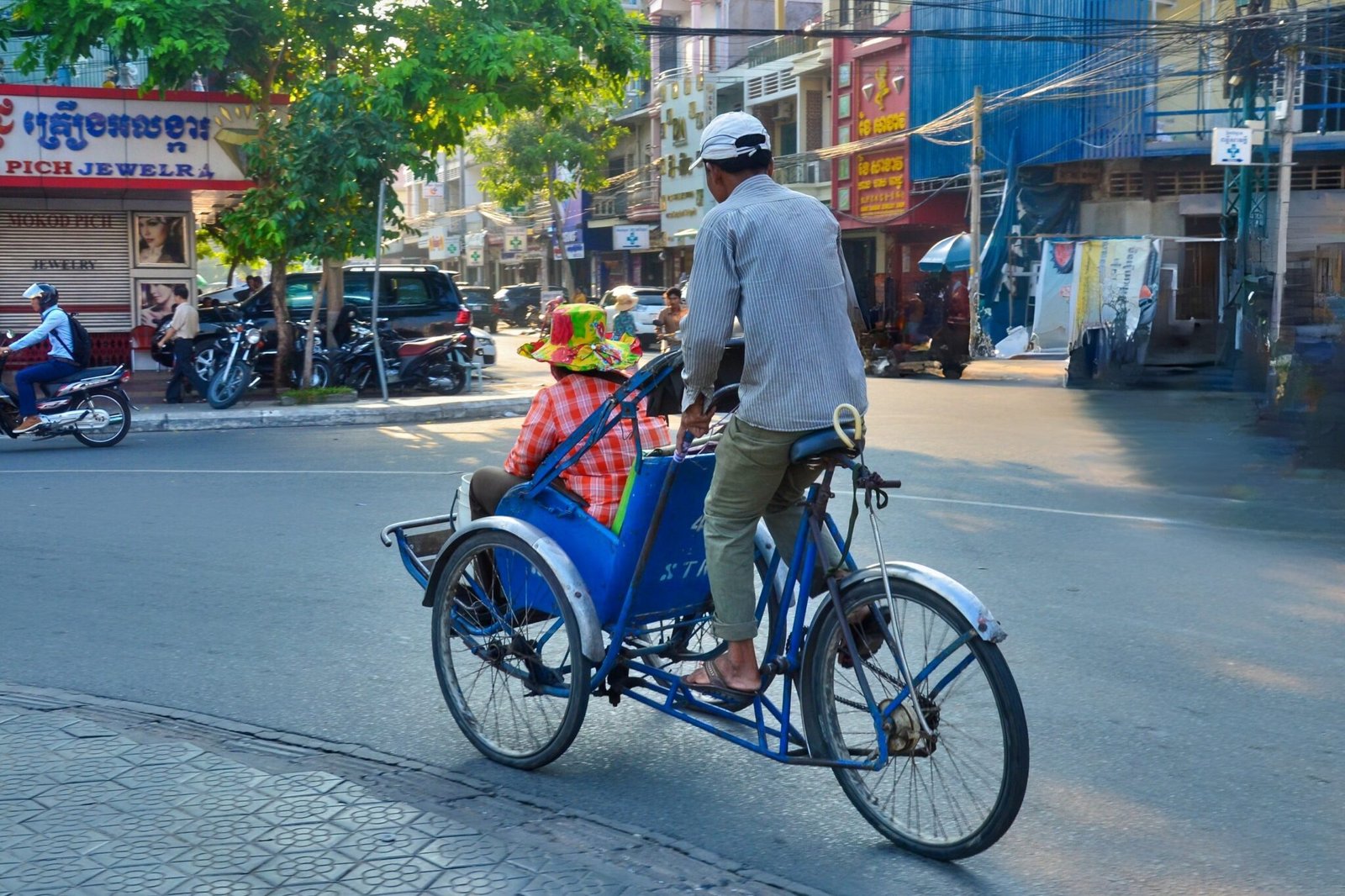 Exploring the Architectural Wonders of Phnom Penh by Cyclo